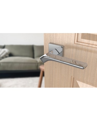 Poignée de porte en zamak BERGERIA poignée design vue de haut inclinée montée sur une porte