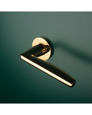Poignée de porte en zamak LUNA poignée design montée sur une porte