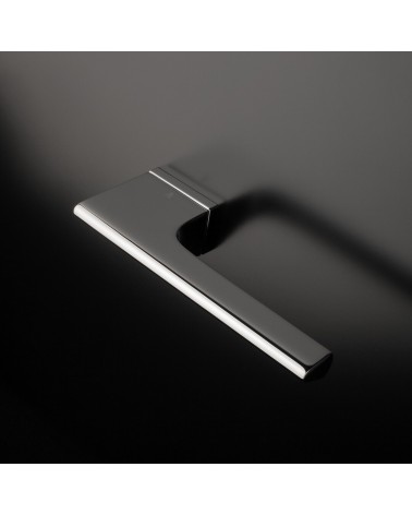 Poignée de porte en zamak LUPINA poignée design montée sur une porte