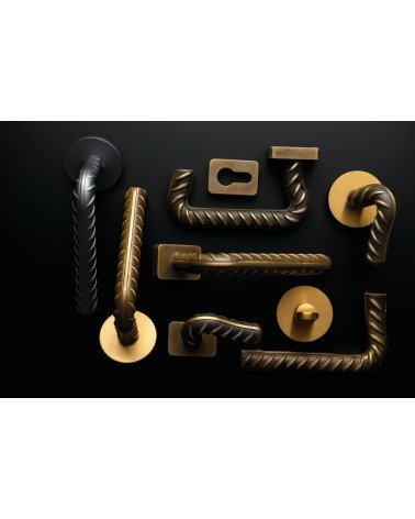 Poignée de porte futuriste originale Rocksor poignée design posée sur un fond sombre