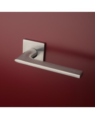 Poignées de porte en zamak SALVIA poignée design montée sur une porte