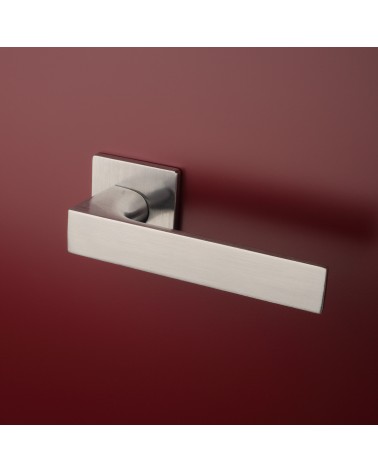 Poignée de porte chrome satinée ALISSO poignée design montée sur une porte