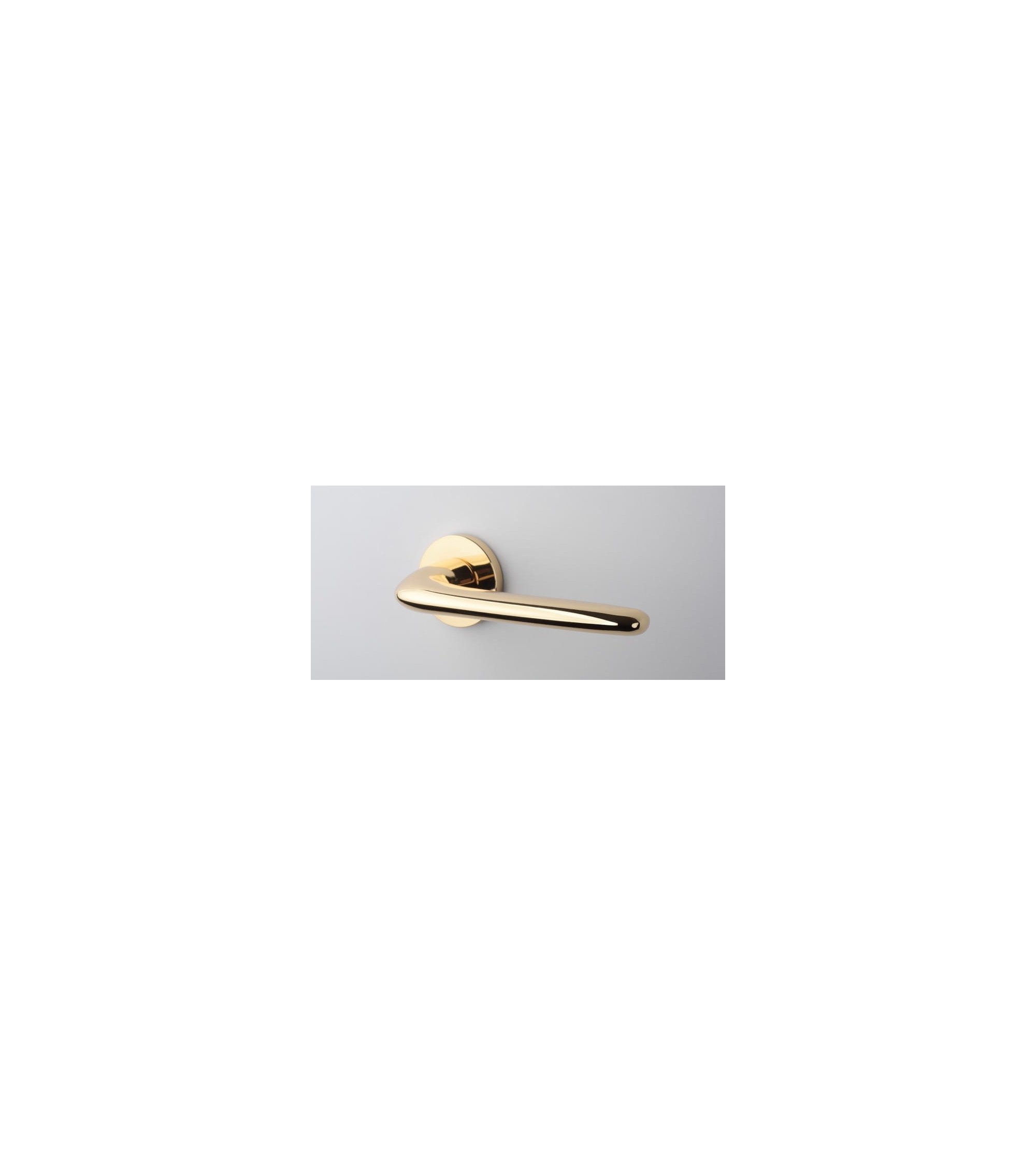 Modern style matt gold handle thanks to its gentle line and its slim round backplate