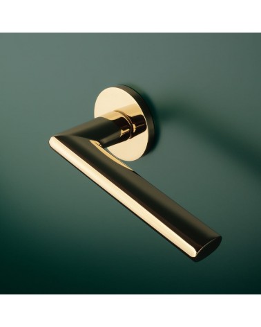 Poignée de porte classique KALMIA poignée design montée sur une porte 1