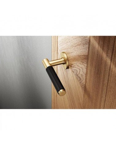 Poignées de porte en zamak Time Linear Slim poignée design couleur 6 montée sur une porte