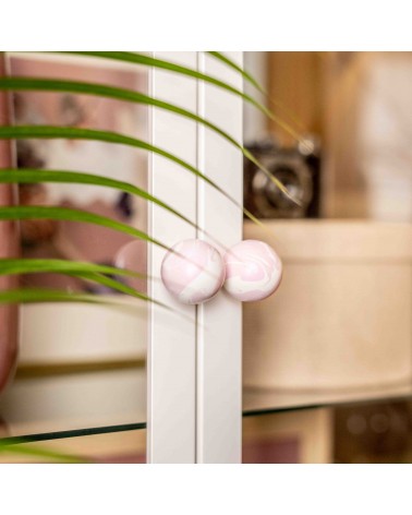 Bouton de meuble en bois de hêtre Lila poignée design vue inclinée fixée sur une porte vitrée avec un arrière-plan flou