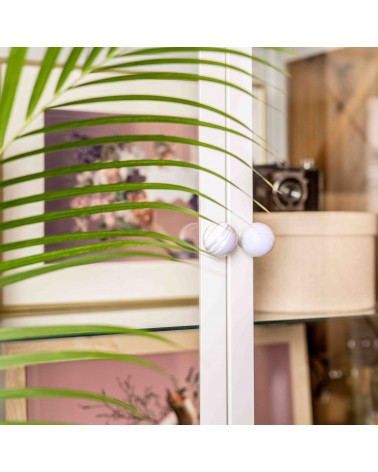 Bouton de meuble en bois de hêtre Lavande poignée design fixé sur une porte vitrée