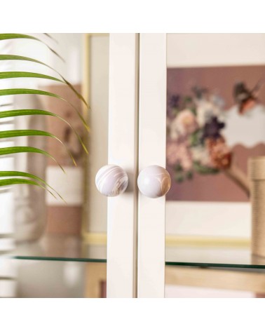 Bouton de meuble en bois de hêtre Lavande poignée design fixé sur une porte vitrée avec un arrière-plan flou
