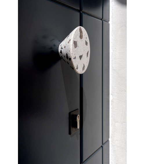 Bouton de meuble en ciment - Urbi & Orbi Demenico Rocks Cône -  poignée design