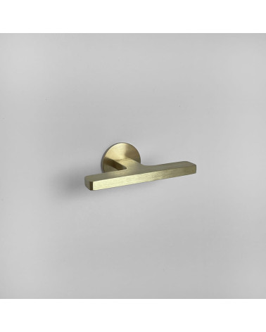 Bouton de meuble en laiton ISA T poignée design vue de haut inclinée