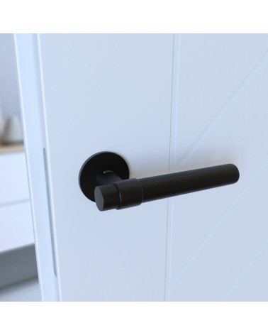 Poignée de porte noire GHOST poignée design montée sur une porte vue inclinée