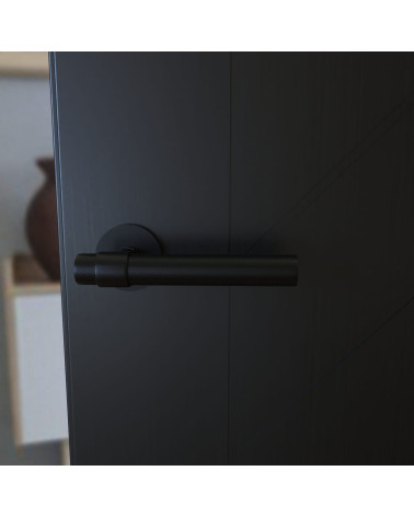 Poignée de porte noire GHOST poignée design montée sur une porte