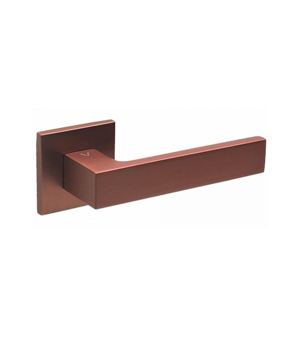Looking for industrial décor right down to your doors? Opt for this handle in copper finish