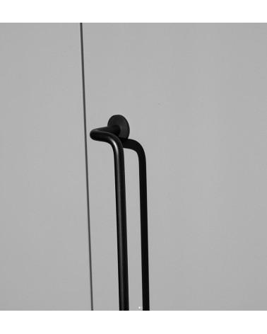 Poignée de meuble noire AVA poignée design vue de face légèrement inclinée sur la moitié