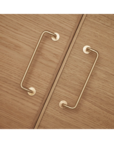 Poignée de meuble en laiton AVA poignée design vue de haut inclinée montée sur une armoire