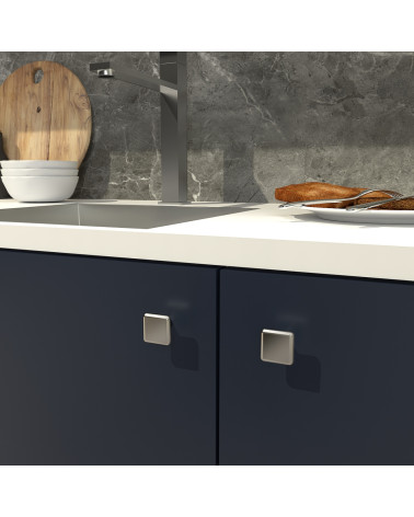 Bouton de meuble vieil argent NOX poignée design fixé sur un meuble de cuisine