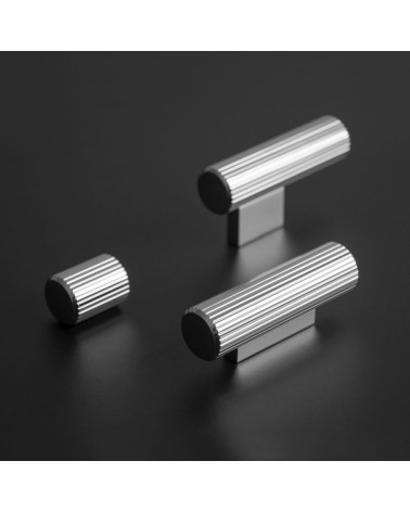 Bouton de meuble chrome poli AVANTI poignée design posé sur une surface sombre