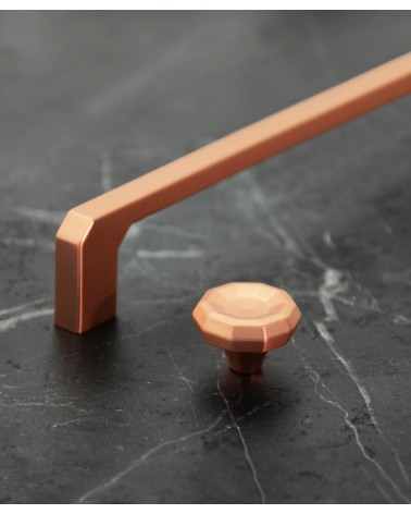 Bouton de meuble cuivre CAMPANA poignée design présenté sur une surface en marbre