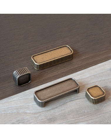 Bouton de meuble WEGA poignée design posé sur une plaque en bois