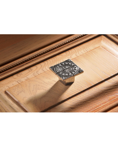 Bouton de meuble SPARTA poignée design fixé sur un meuble en bois