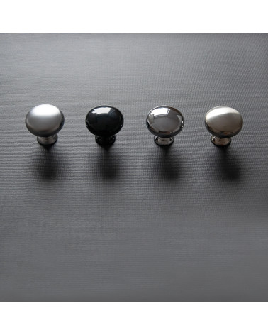 Bouton de meuble TORONTO poignée design alignés horizontalement sur une surface sombre