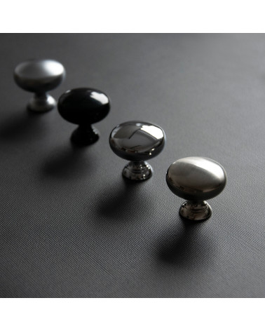 Bouton de meuble TORONTO poignée design disposés en diagonale sur une surface sombre