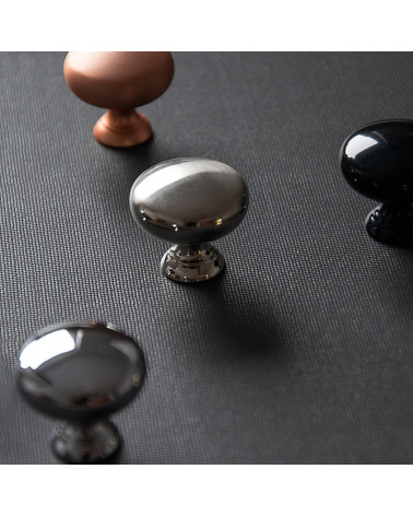 Bouton de meuble TORONTO poignée design posés sur une surface noire