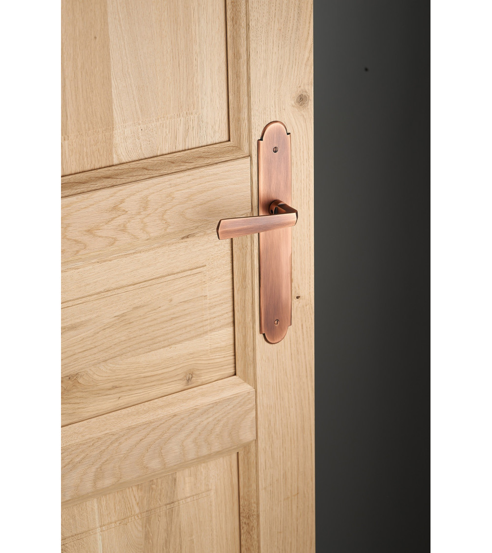 handle on a longitudinal copper back plate blending modernity and vintage