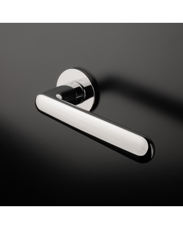 Poignée de porte Classique ARIA poignée design couleur 4 montée sur une porte