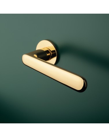 Poignée de porte ARIA poignée design couleur 3 montée sur une porte