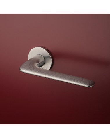 Poignée de porte VIOLA poignée design couleur 2 montée sur une porte