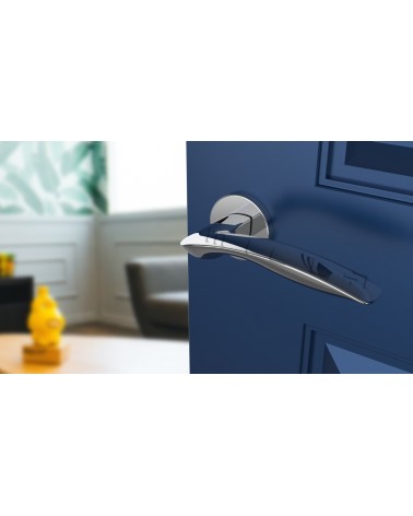 Poignée de porte en zamak ROBINE quincaillerie design montée sur une porte légèrement entrouverte