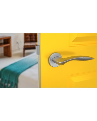 Poignée de porte en zamak ROBINE quincaillerie design couleur 3 montée sur une porte légèrement entrouverte