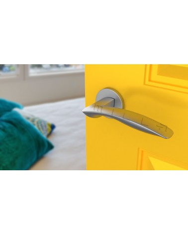 Poignée de porte en zamak ROBINE quincaillerie design couleur 3 vue de haut légèrement inclinée montée sur une porte