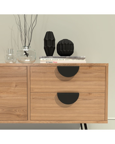 Poignée de meuble noire mat ZORIA poignée design montée sur un meuble en bois