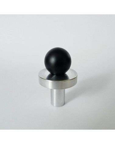 Bouton de meuble noire/chrome poli POLA poignée design vue de face légèrement inclinée