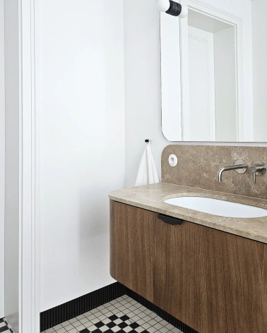 Bouton de meuble noire/chrome poli POLA poignée design installée dans une salle de bain
