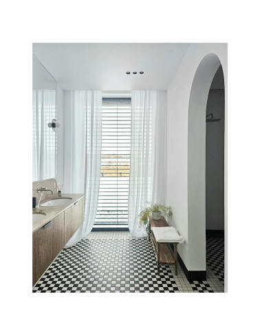 Poignée de meuble en laiton KARLA BLACK poignée design installée sur un meuble