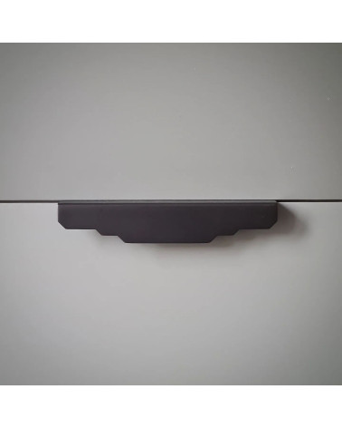 Poignée de meuble en laiton KARLA BLACK poignée design fixée sur un surface clair
