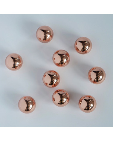 Bouton de meuble cuivre ODETE M poignée design disposés de manière aléatoire sur une surface blanche avec des reflets brillants