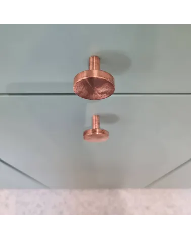 Bouton de meuble en laiton NENA M poignée design vue de haut montée sur un meuble
