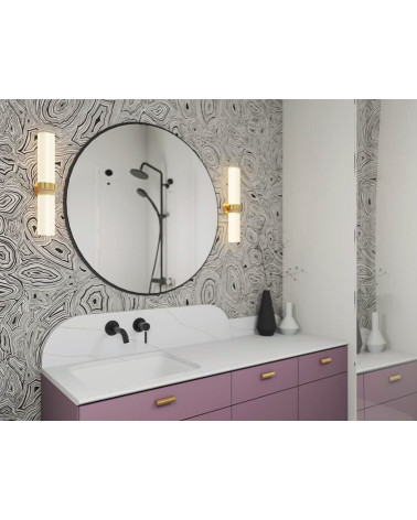 Poignée de meuble en laiton SIV M poignée design installée sur un meuble de salle de bain