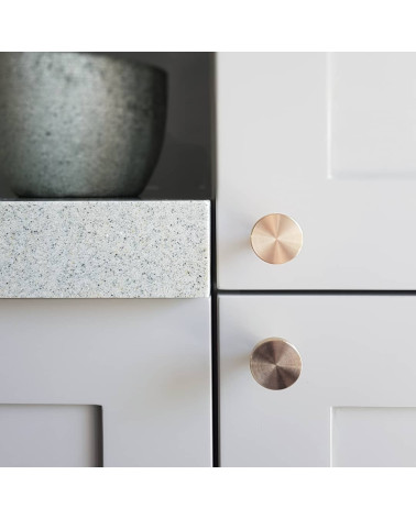 Bouton de meuble NENA poignée design  fixés sur les tiroirs d'un meuble