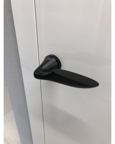 Poignée de porte zamak DOUCE poignée design vue de face montée sur une porte