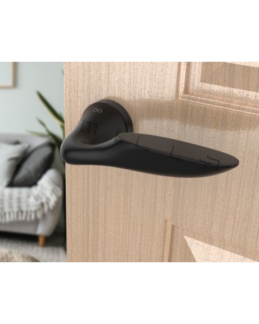 Poignée de porte zamak DOUCE poignée design vue de face montée sur une porte ouverte