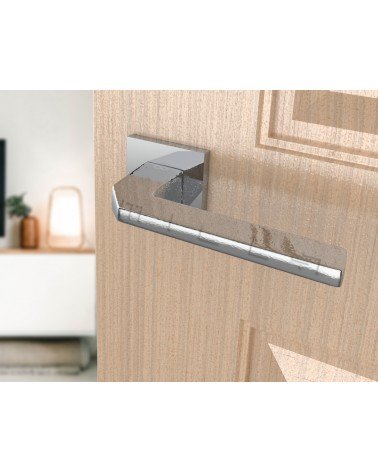 Poignée de porte en zamak ETNA quincaillerie design couleur 2 vue inclinée montée sur une porte