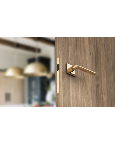 Poignée de porte sur plaque carrée Scandi slim quincaillerie design vue de bas montée sur une porte