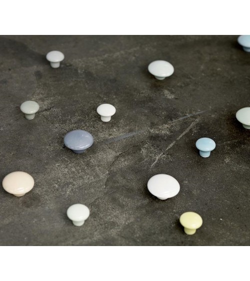 Bouton de meuble Anne Black Dot de couleur jaune - taille 30x30mm