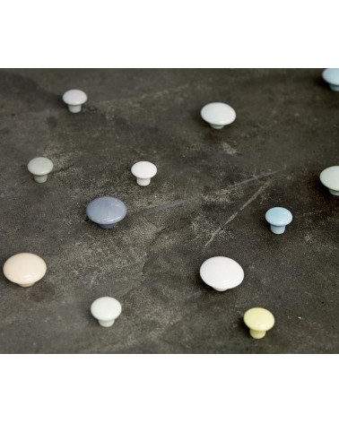 Toutes les couleurs de la collection Anne Black sur le fond foncé