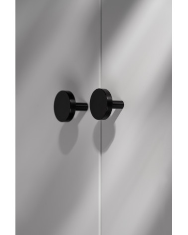 Bouton de meuble noire NENA M poignée design vue de côté montée sur un meuble